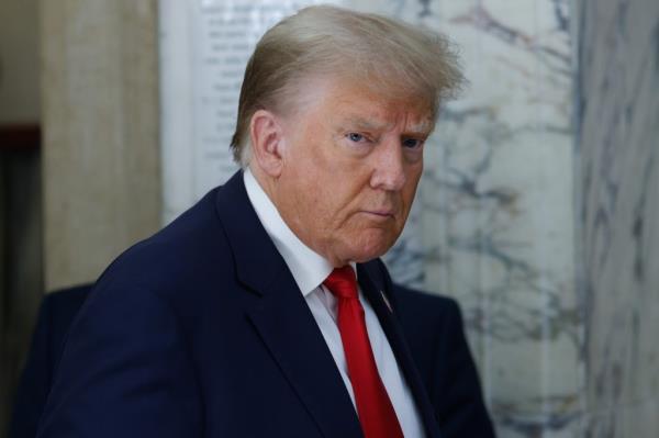 Do<em></em>nald Trump looks at the camera while inside the Manhattan Supreme Court.