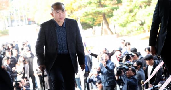 Myung Tae-kyun, a self-proclaimed political broker, arrives at the Changwon District Prosecutors Office in the southeastern province of South Gyeo<em></em>ngsang on Friday for questio<em></em>ning a<em></em>bout illegal political funds and other allegations. (Yonhap)